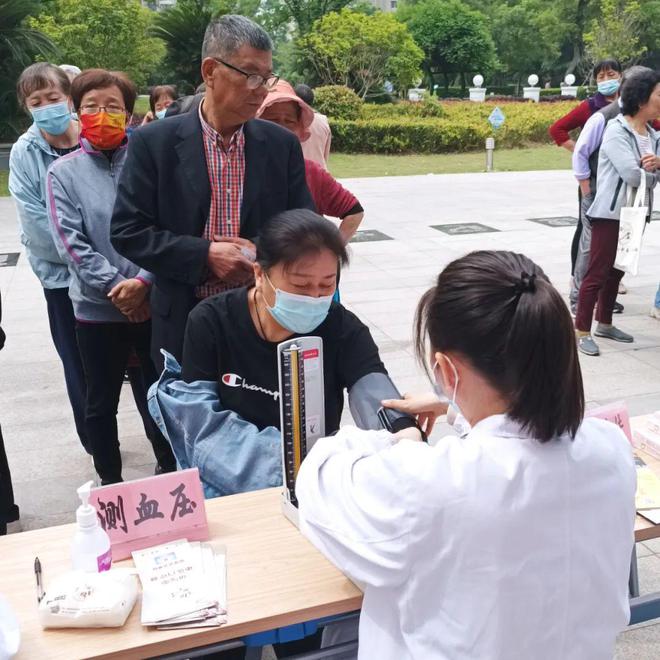 寶山社區(qū)便民服務(wù)暖人心 中醫(yī)問診、血壓測(cè)量與理發(fā)服務(wù)一站式體驗(yàn)